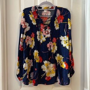 OldNavy Blouse. Size S. Floral. Tie front.